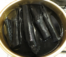 木炭を水に沈める　鍋で煮る