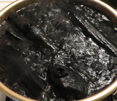 木炭を水に沈める　沸騰